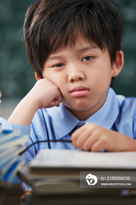 苦恼的小学生