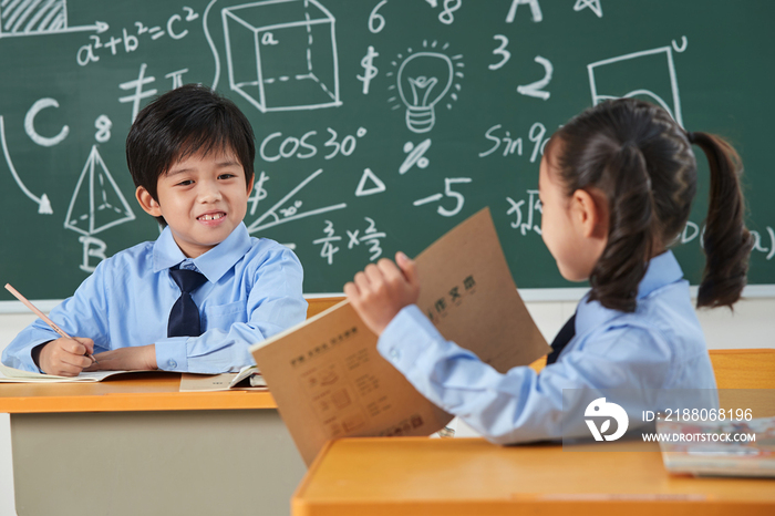 小学生在教室里上课