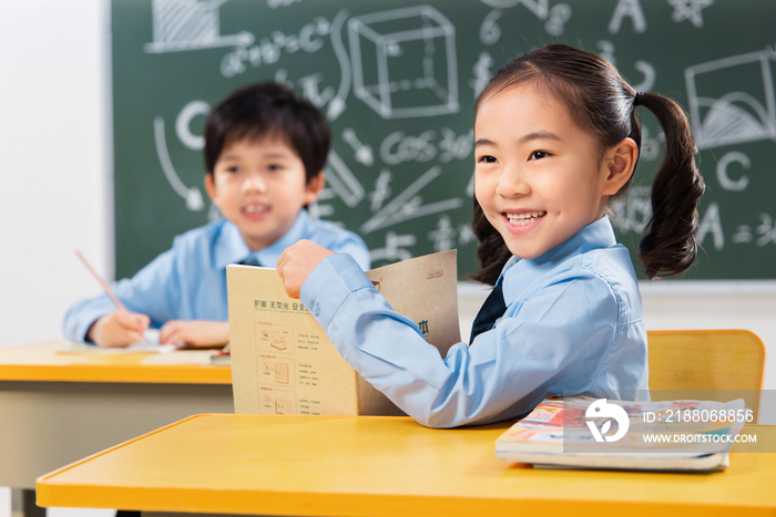 小学生在教室里上课