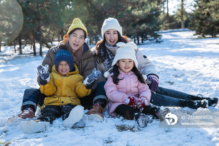 快乐的一家人坐在雪地上