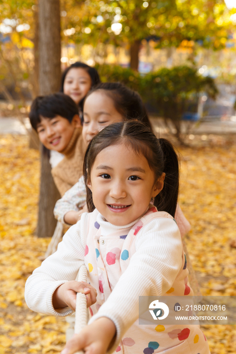 小学生在拔河比赛