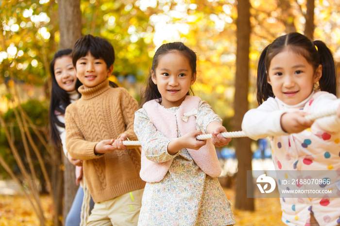 小学生在拔河比赛