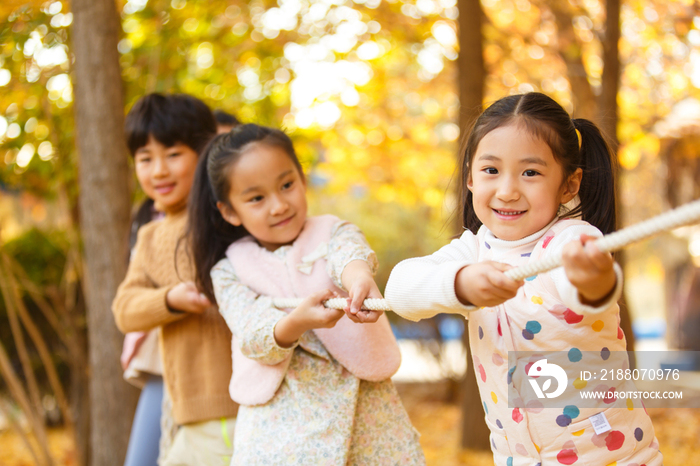 小学生在拔河比赛