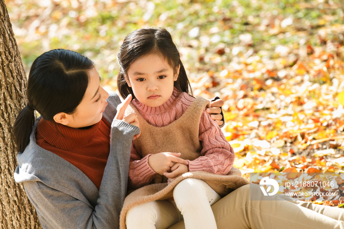 妈妈和女儿在户外玩耍