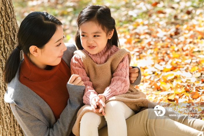 妈妈和女儿在户外玩耍