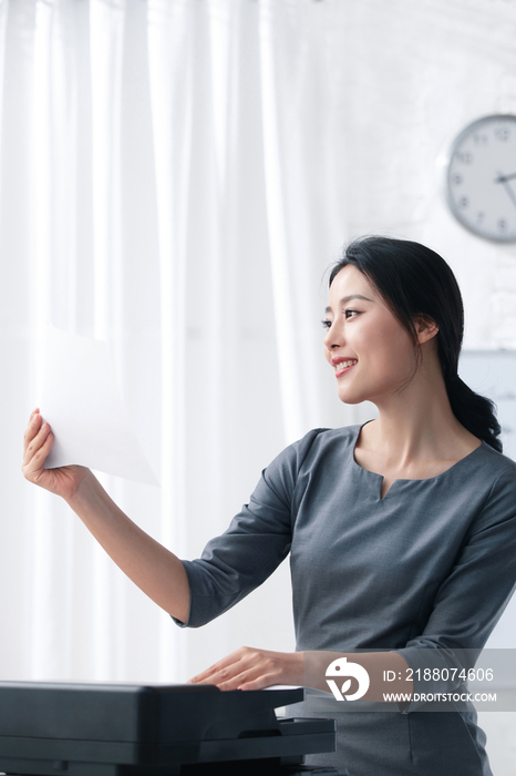 青年商务女人在办公