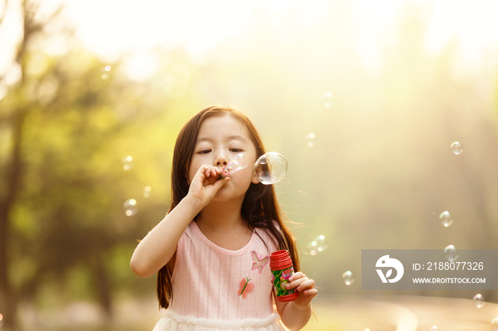 可爱的女孩在户外