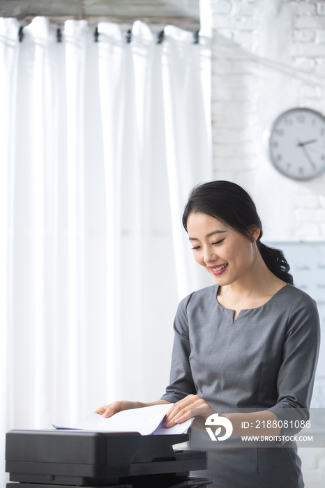 青年商务女人在办公