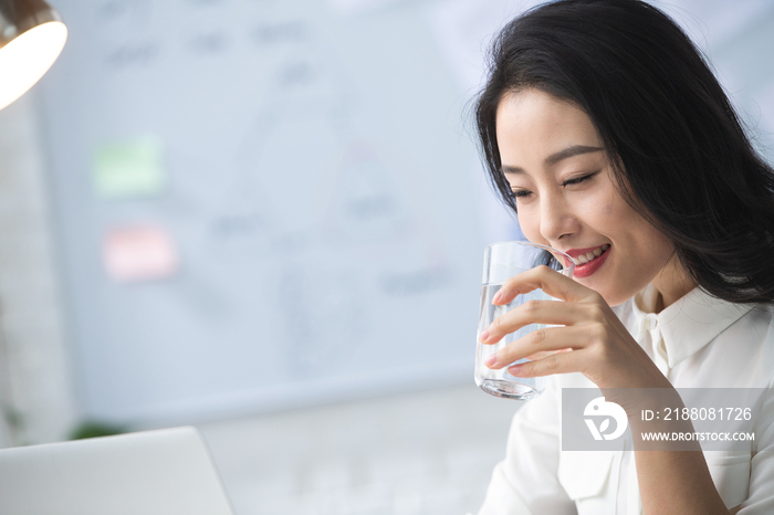 青年商务女人在办公