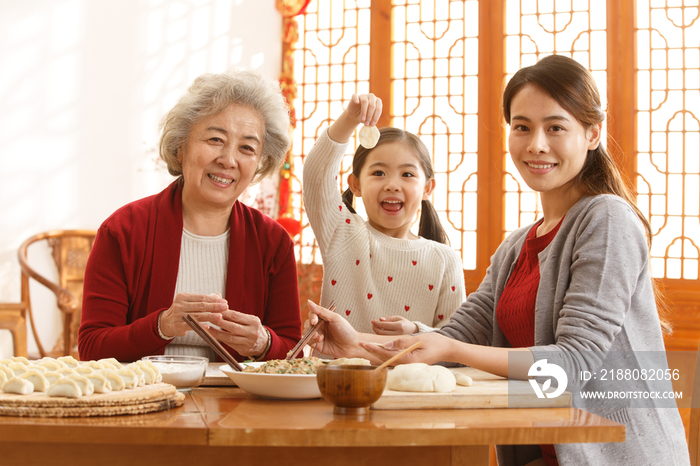 幸福家庭过年包饺子