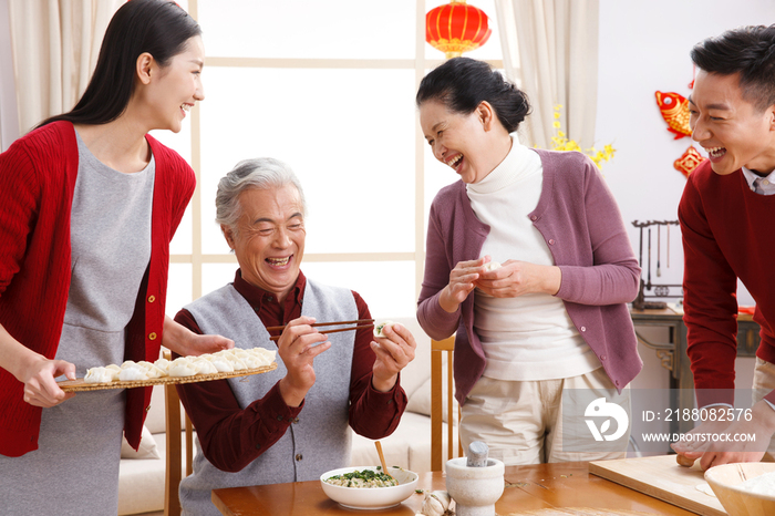 快乐家庭过新年包饺子