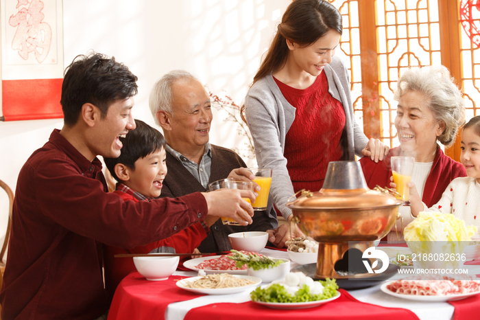 幸福家庭过年吃团圆饭