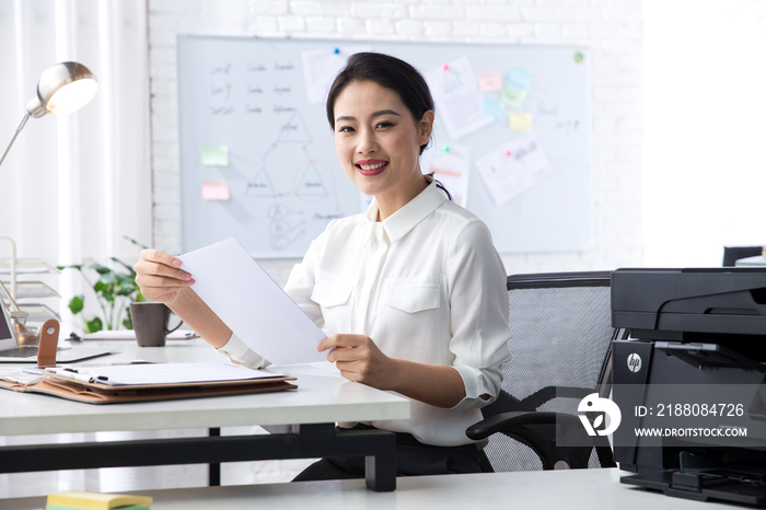 青年商务女人在办公