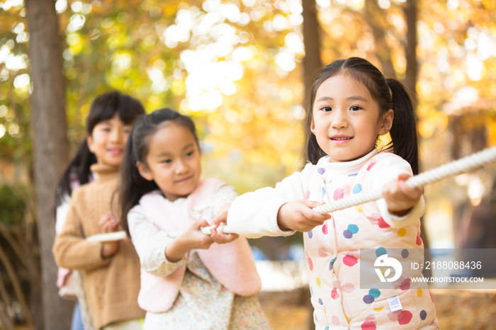 小学生在拔河比赛