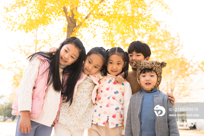 可爱的男孩女孩在户外玩耍