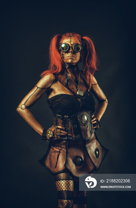 Robot steampunk femme,les cheuveux rouge