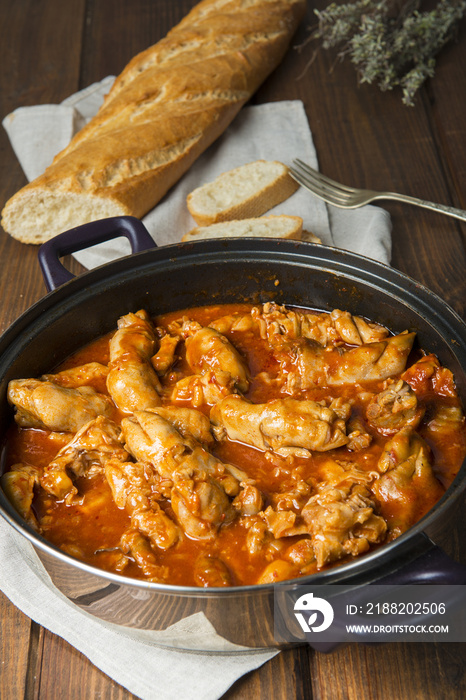 Cacerola con manitas de cochinillo, carne de cerdo en salsa y pan para un delicioso aperitivo o comida