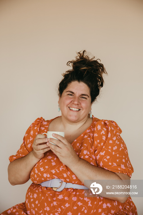 plus size woman holding coffee cup