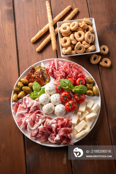 Piatto gourmet di antipasti misti italiani