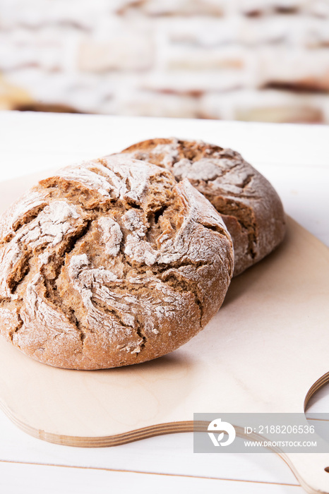 Rustikales Bauernbrot auf Holzbrett