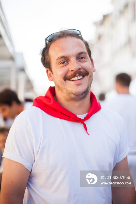 Homme souriant fêtes de bayonne