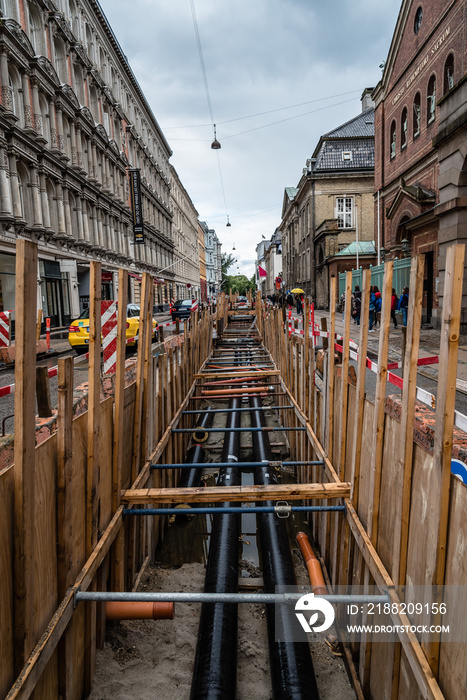 Trench shoring for pipe passage in historical city street