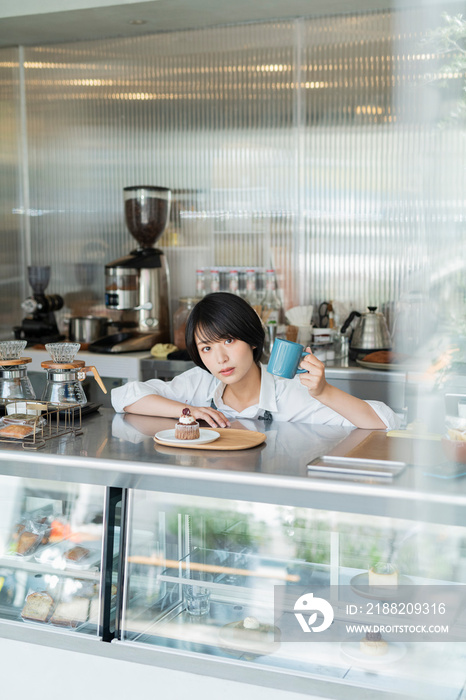 カフェ 女性スタッフ