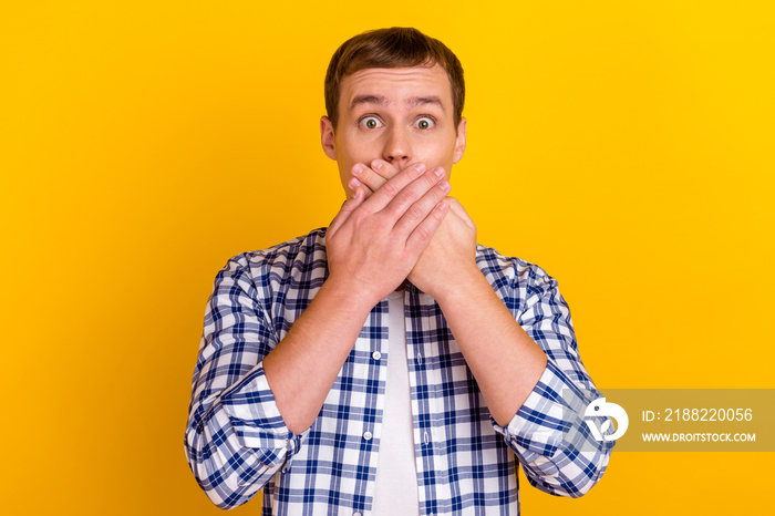 Photo of young shocked man cover mouth with hands oops guilty isolated on shine color background