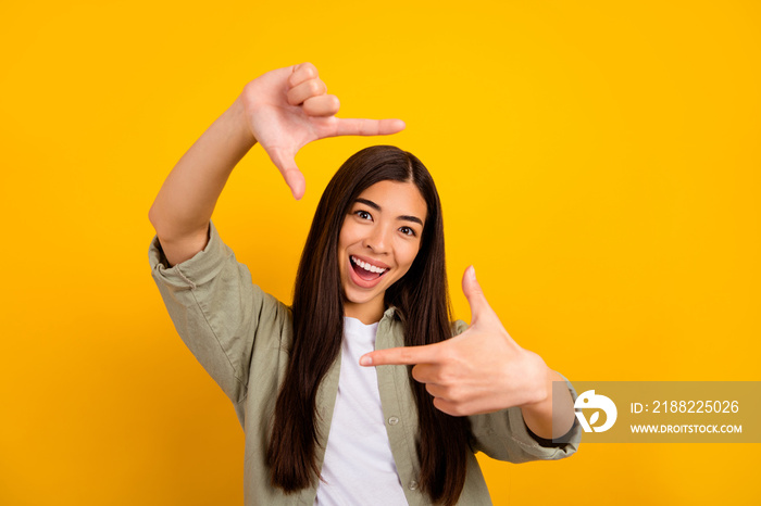 Photo of young good mood overjoyed young photographer lady take picture of you isolated on yellow color background