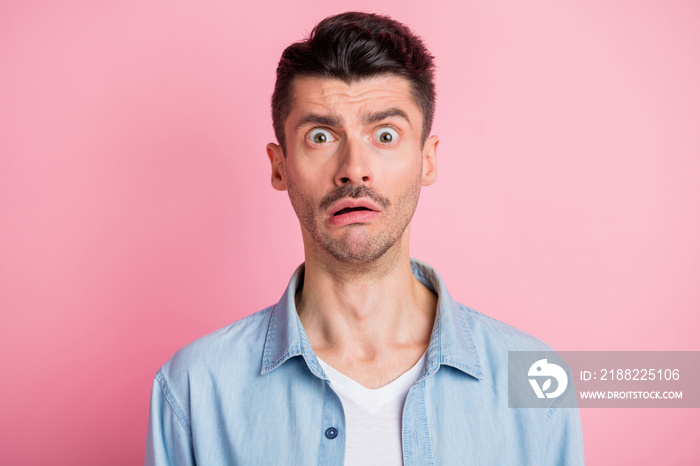 Photo portrait of nervous stressed man staring lost forgot worried frustrated isolated pastel pink color background