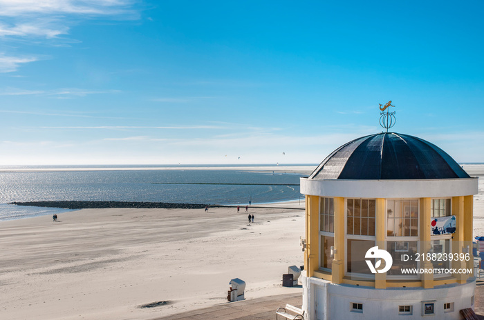 Pavillion Gebäude an der See mit viel Sand und Gleitschirmen