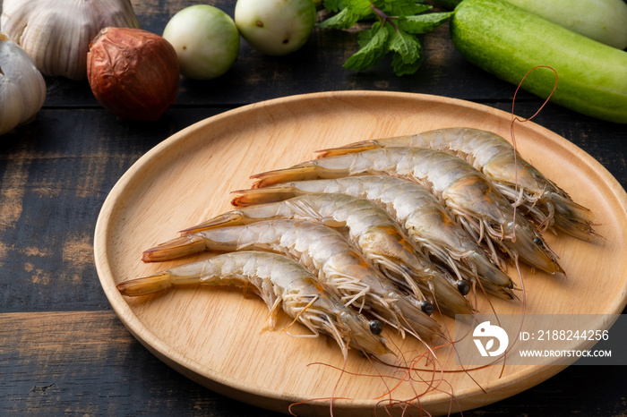 Close up Fresh raw shrimp (Litopenaeus vannamei) on wooden plate