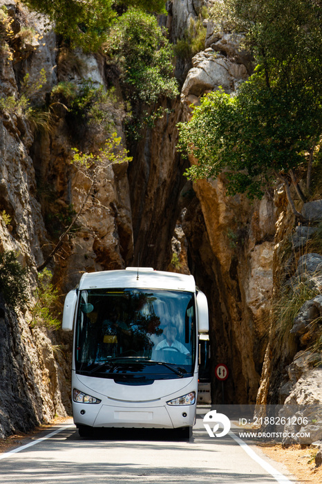 Bus an der Engstelle der Straße von Sa Calobra zurück ins Landesinnere von Mallorca