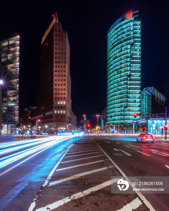 Traffic Lights am Potsdamerplatz in Berlin bei Nacht