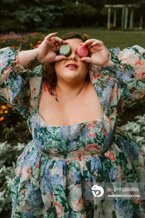 plus size woman with macarons over her eyes