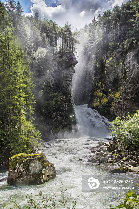 Cascata alpina in Valle Aurina - Italia