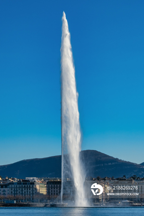 le Jet d’eau de Genève par une belle journée ensoleillée