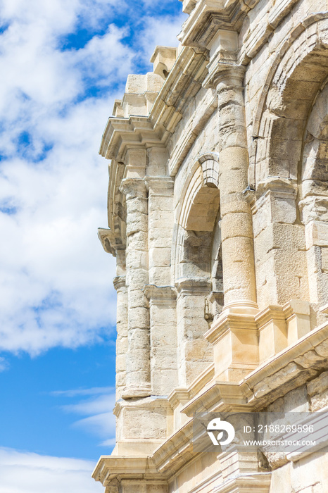 Gros plan sur les arènes de Nîmes (Occitanie, France)