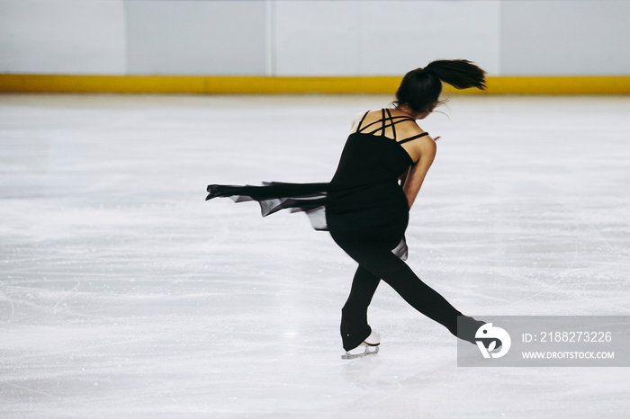 Patineuse artistique en train de faire une figure sur la glace - Sport dans la patinoire