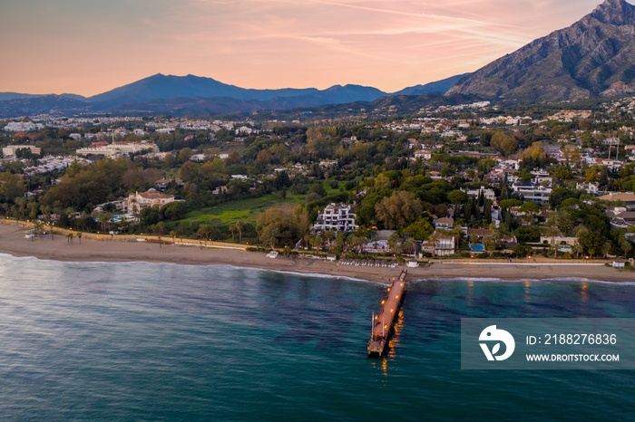 embarcadero en una playa de la ciudad de Marbella en la Costa del Sol, Andalucía