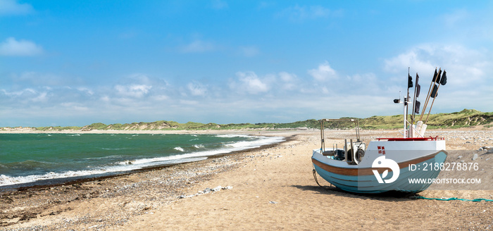 Fischerboot am Strand von Klitmøller, Nordjütland, Dänemark