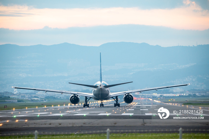 大阪国際空港を離陸する飛行機