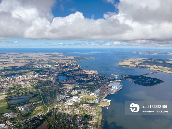 Stralsund aus der Luft mit der Rügenbrücke über den Strälasund