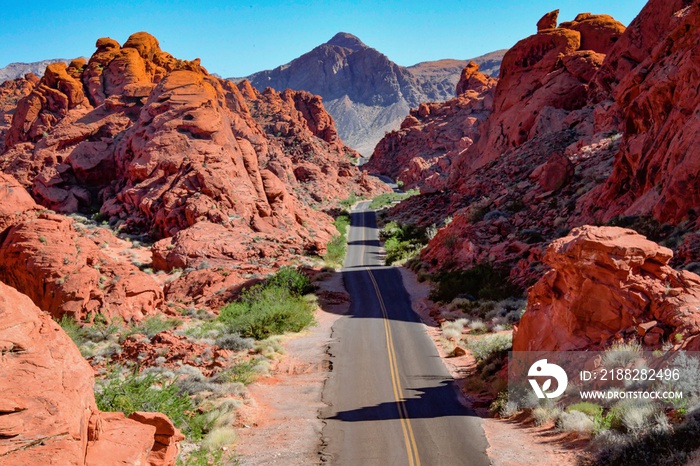 the road to the mountains in valley of fire state park