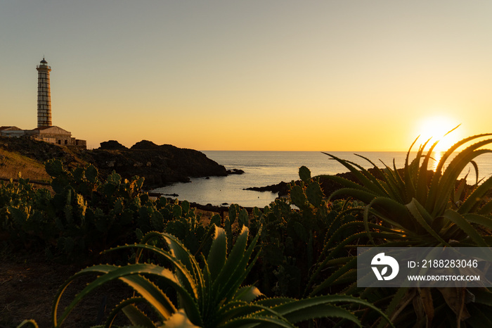 faro di Ustica in Sicilia al tramonto