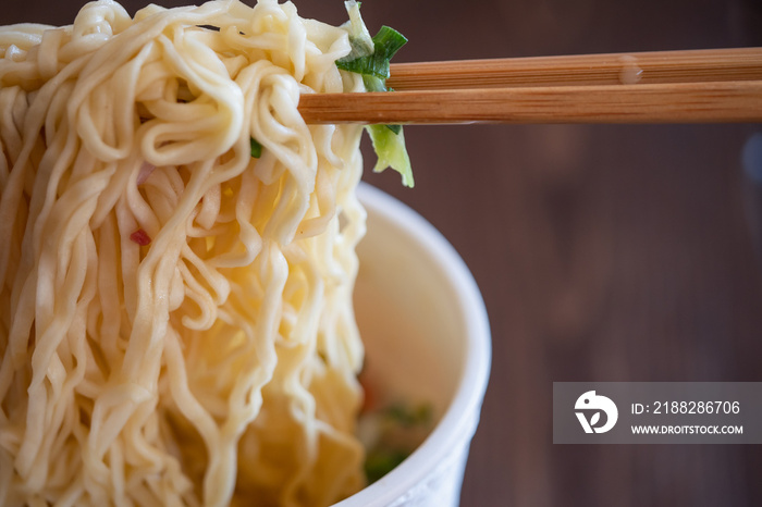 インスタント麺。お湯を入れて簡単に食べれるカップに入ったラーメン。