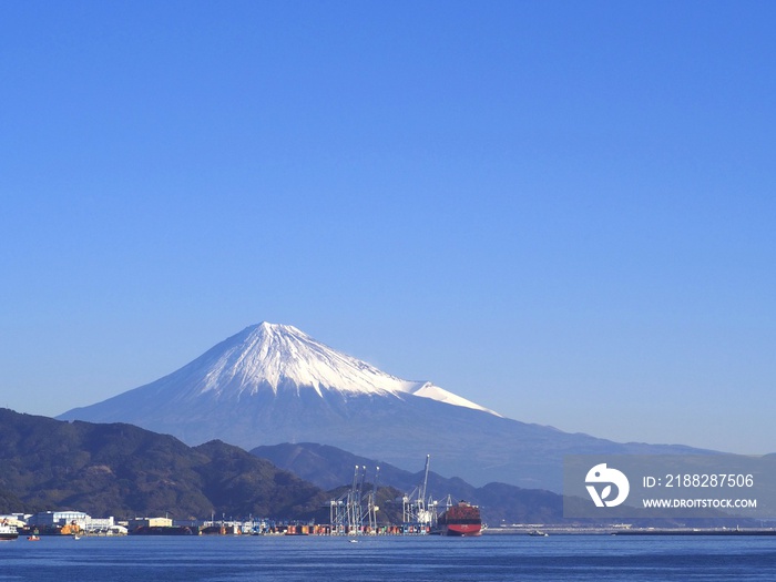 ＜静岡市清水＞清水港からみた興津ふ頭越しの富士山