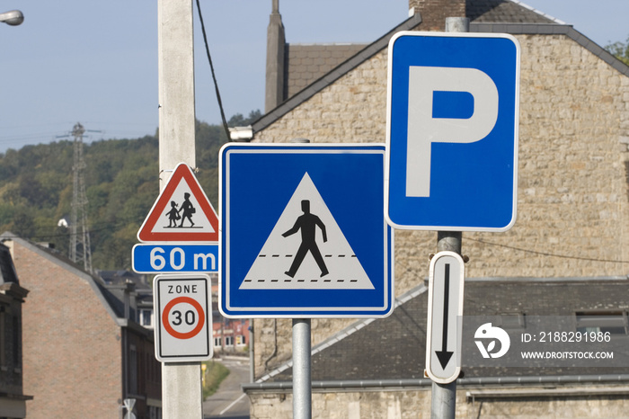 Divers panneaux de signalisation.