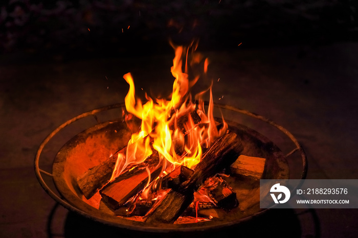 焚き火の夜　Quiet bonfire outdoors