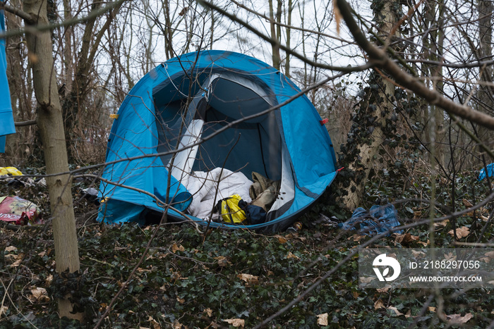 Zelt eines Obdachlosen, Zelt im Park, Obdachlosigkeit, Obdachlos